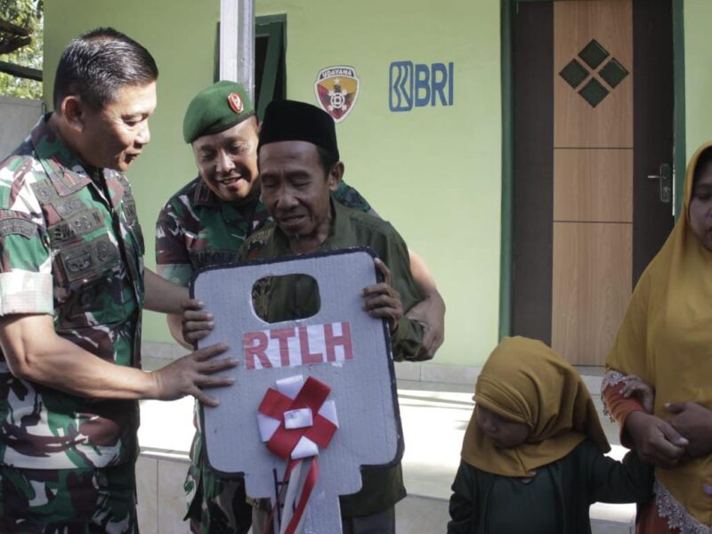 Danrem 162/WB, Brigjen TNI Sudarwo Aris Nurcahyo Serahkan Kunci RTLH Secara Simbolis