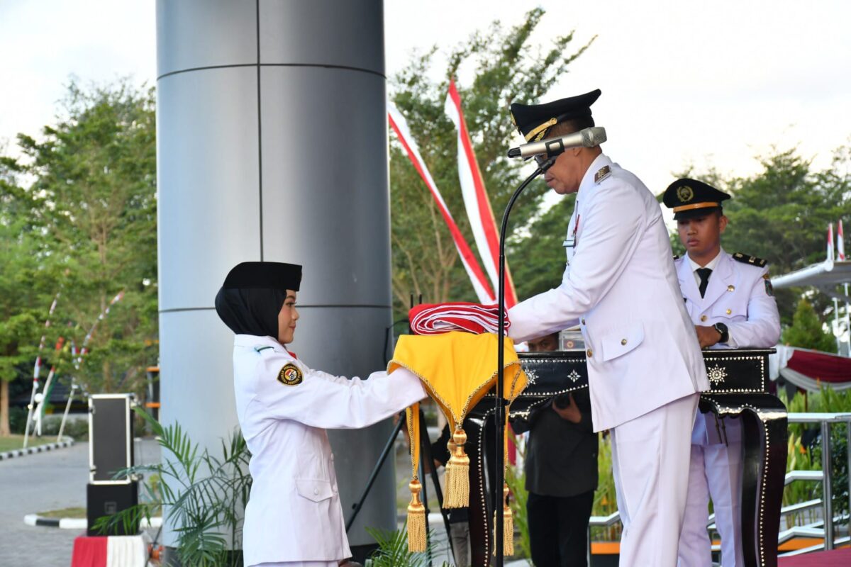 Upacara Penurunan Sang Merag Putih Dipimpin Pj Bupati Lotim