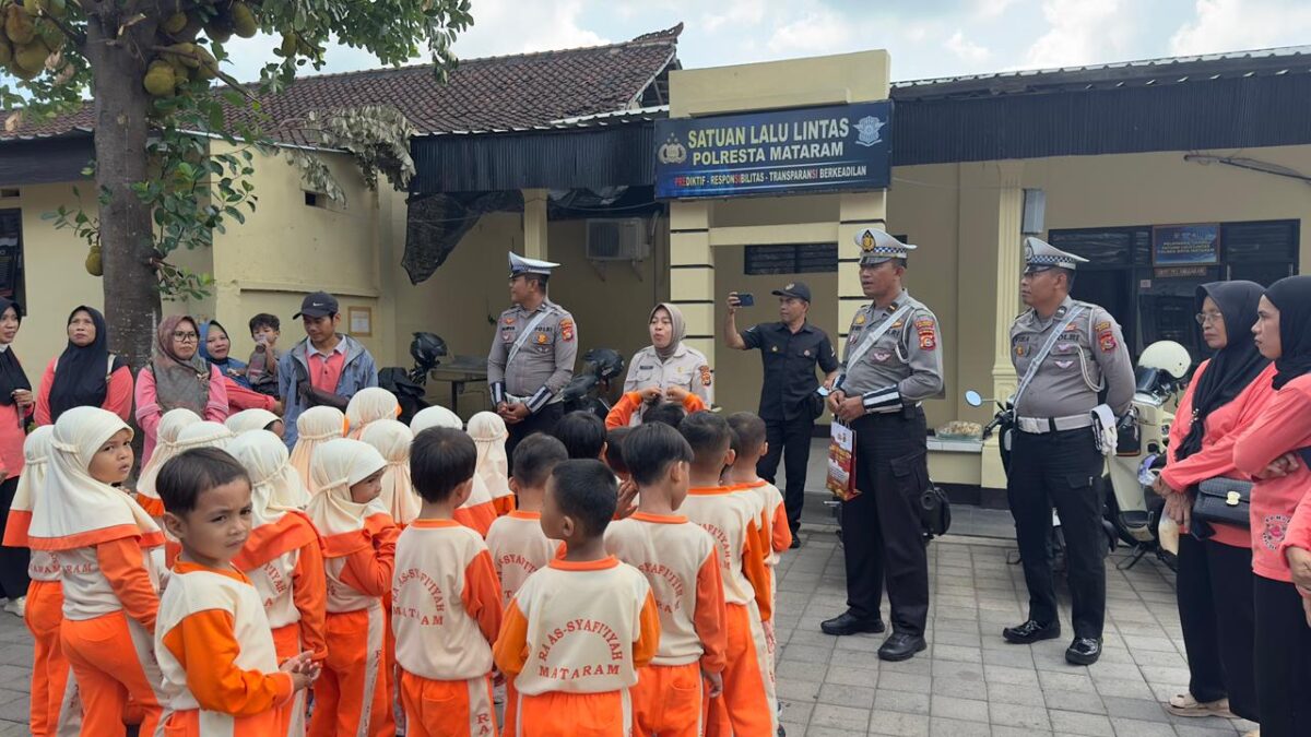 Satlantas Polresta Mataram Terima Kunjungan Anak-anak TK