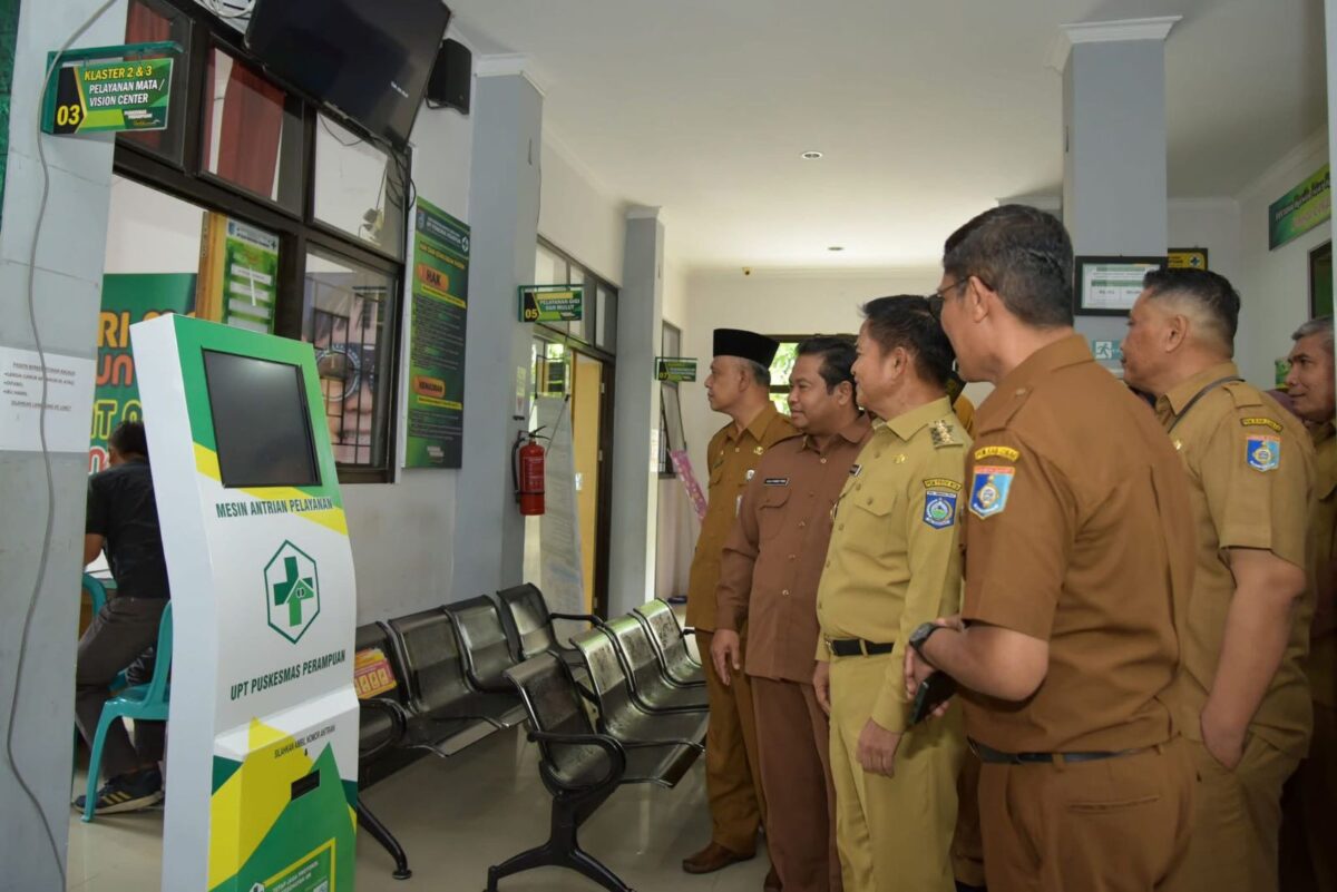 Pj Gubernur NTB Tinjau Program Cek Kesehatan Gratis di Lobar